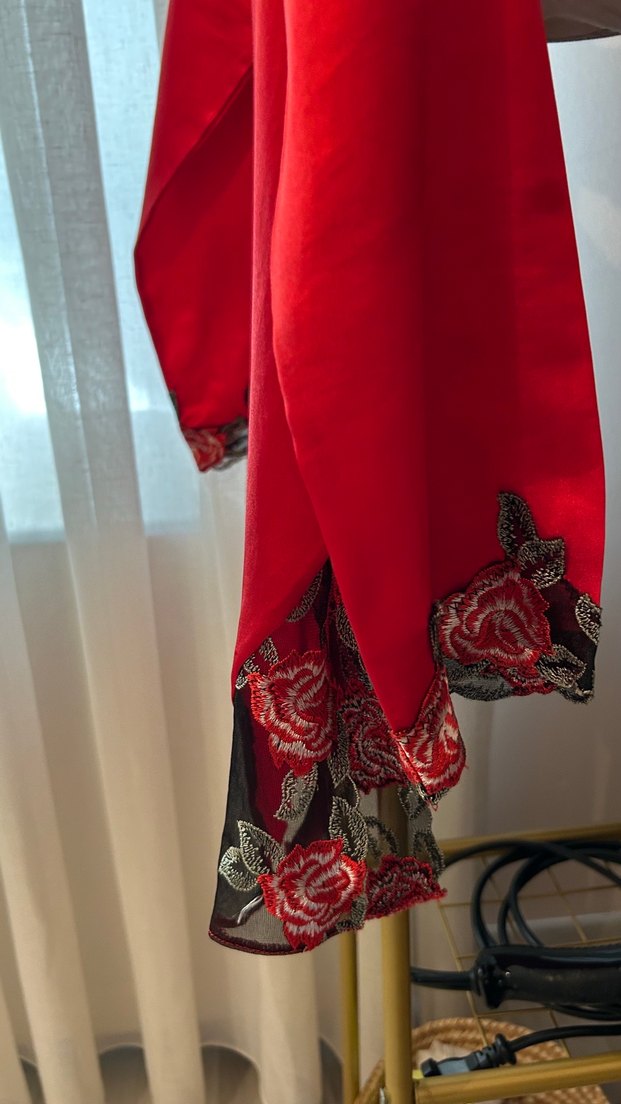 Kırmızı Nakışlı Düğmeli saten gecelik takımı - Görsel 2