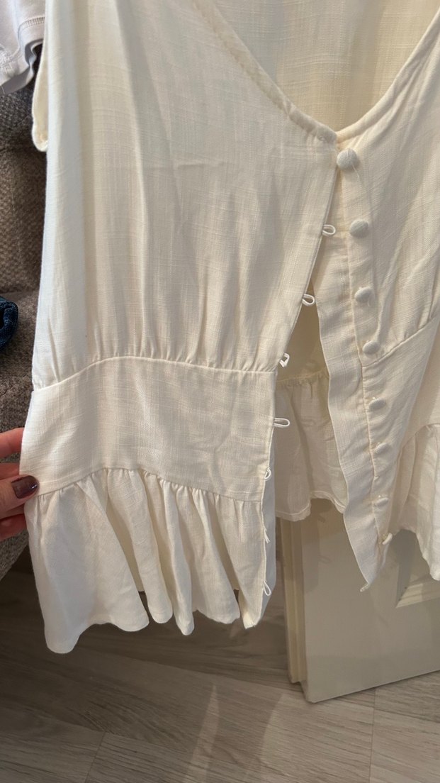 Düğmeli, V Yakalı Kolsuz Keten Bluz - Görsel 2