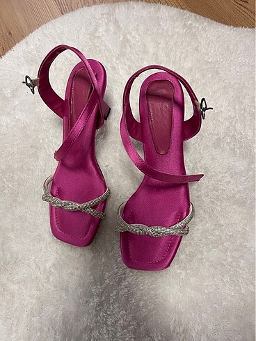 Pembe topuklu