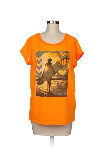 Hummel T-shirt %70 İndirimli.