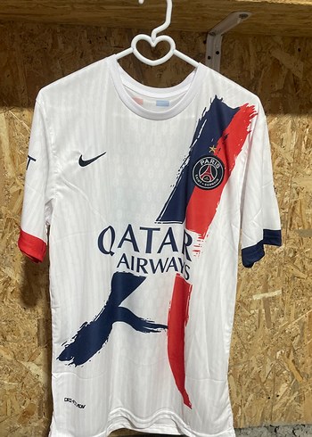 Beyaz PSG deplasman forması Kvartskhelia