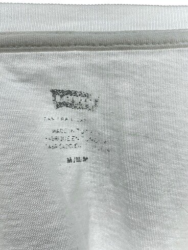 m Beden beyaz Renk Levis T-shirt %70 İndirimli.