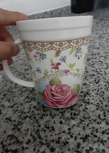 Beyaz, çiçek desenli seramik kupa