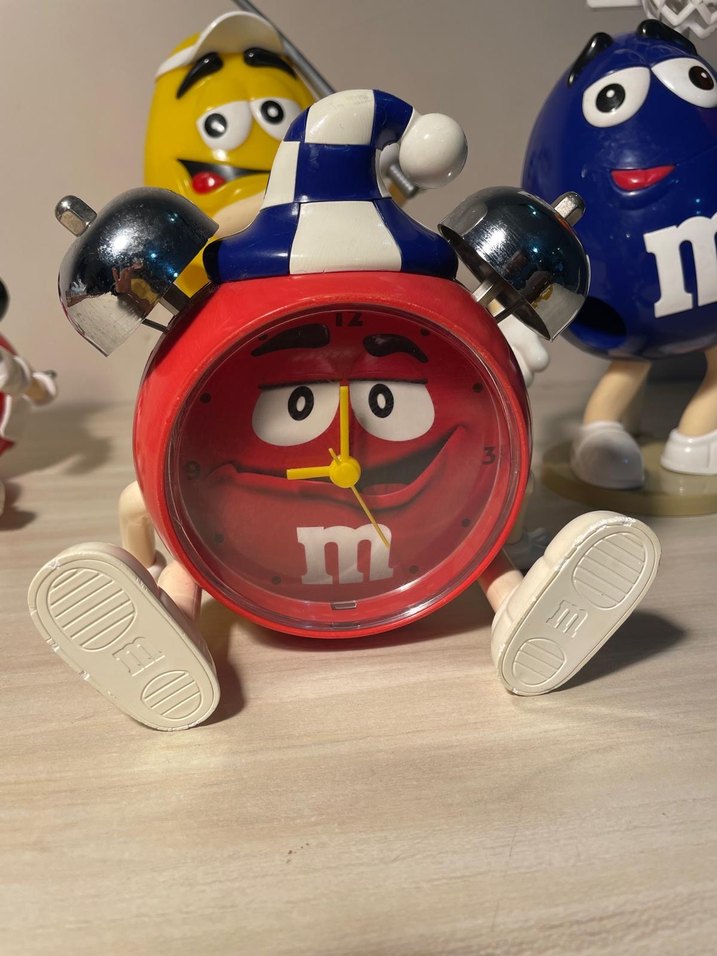 Renkli M&M's Aksiyon Figürleri ve Saat - Görsel 2