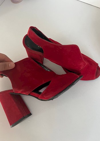 Kırmızı Süet Tokalı Topuklu Kadın Ayakkabı