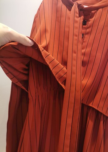 Kırmızı Çizgili Uzun Piliseli Elbise - Görsel 3