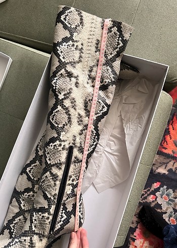 VAKKO Yılan Desenli Gri İnce Topuklu diz üstü Kadın Çizme - Görsel 8