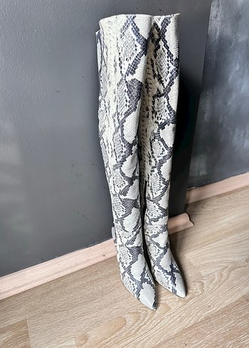 VAKKO Yılan Desenli Gri İnce Topuklu diz üstü Kadın Çizme - Görsel 12