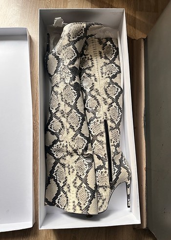 VAKKO Yılan Desenli Gri İnce Topuklu diz üstü Kadın Çizme - Görsel 9