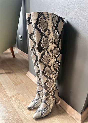 VAKKO Yılan Desenli Gri İnce Topuklu diz üstü Kadın Çizme - Görsel 2