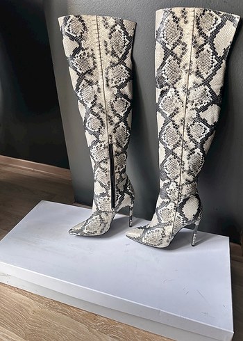 VAKKO Yılan Desenli Gri İnce Topuklu diz üstü Kadın Çizme - Görsel 3