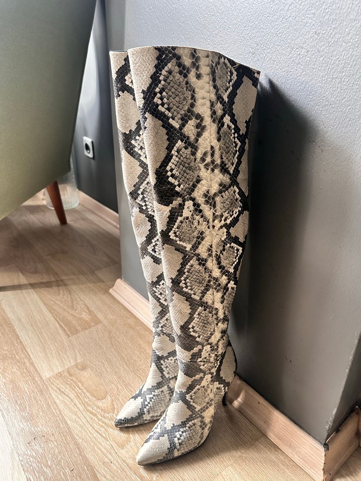 VAKKO Yılan Desenli Gri İnce Topuklu diz üstü Kadın Çizme - Görsel 2