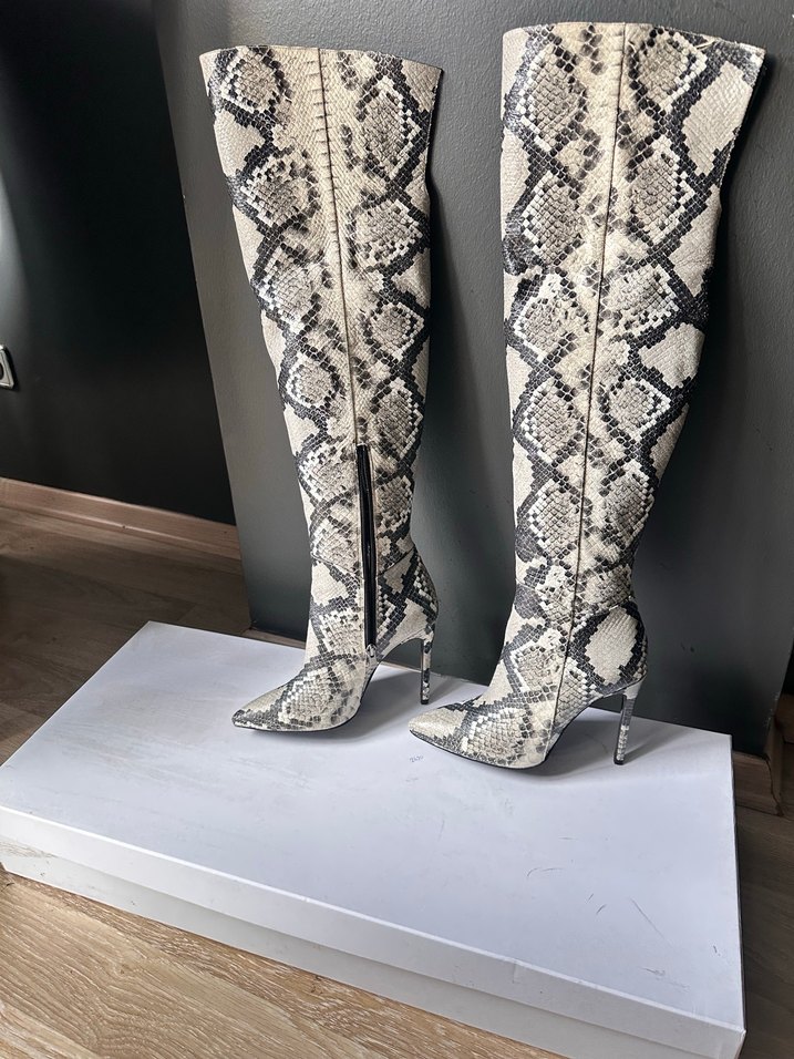 VAKKO Yılan Desenli Gri İnce Topuklu diz üstü Kadın Çizme - Görsel 3