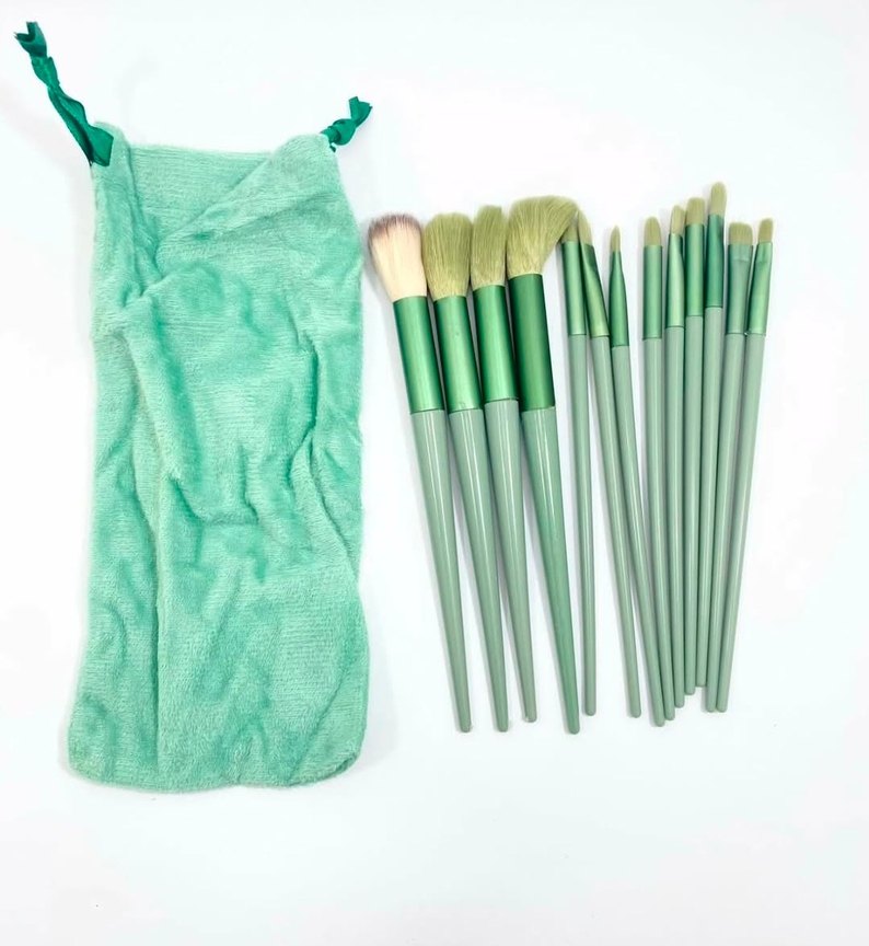 Yeşil Makyaj Fırça Seti ve Kadife Çanta - Görsel 2