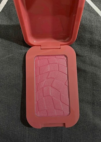 NYX Nyx Buttermelt Kremsi Pudra Allık - 08 GETTING BUTTA