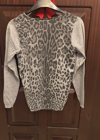 Gri Leopar Desenli V Yakalı Kadın Kazak - Görsel 2