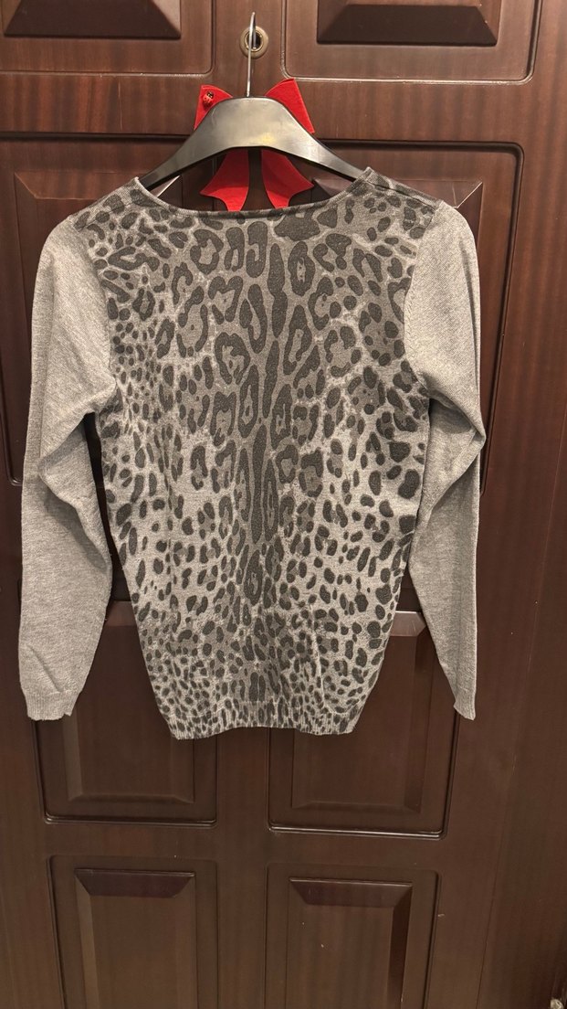 Gri Leopar Desenli V Yakalı Kadın Kazak - Görsel 2