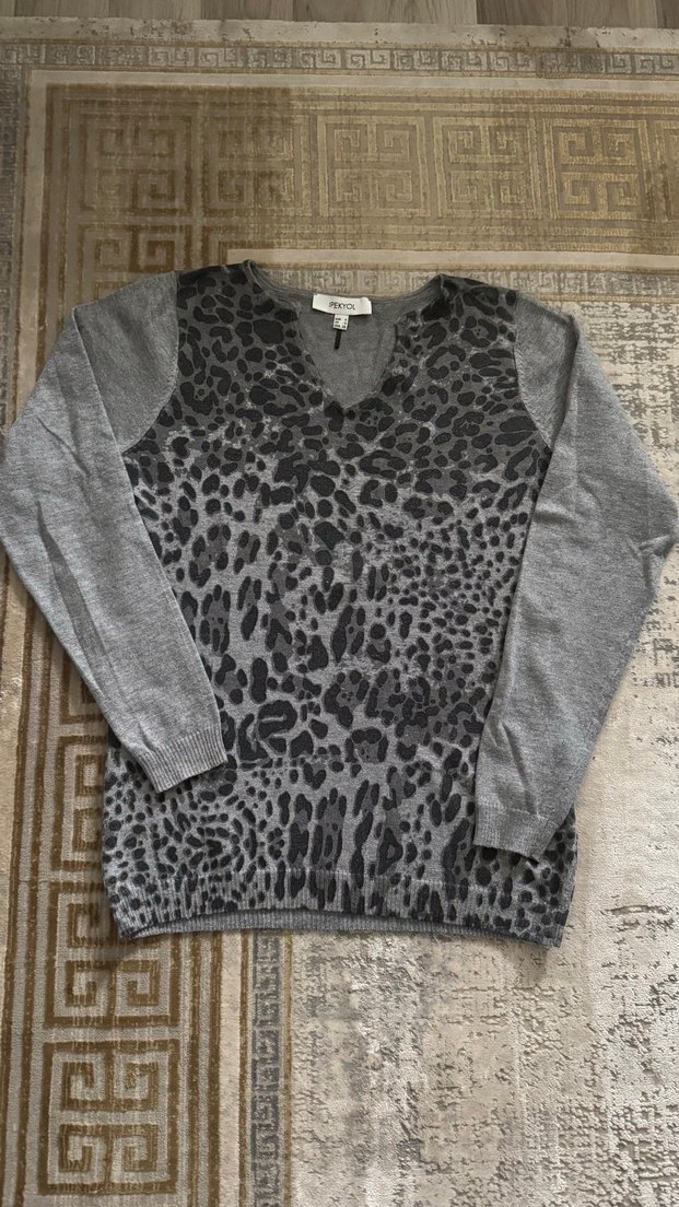 Gri Leopar Desenli V Yakalı Kadın Kazak - Görsel 4