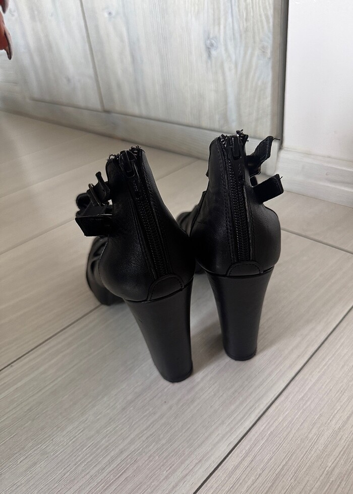 Siyah topuklu deri ayakkabı - Görsel 3