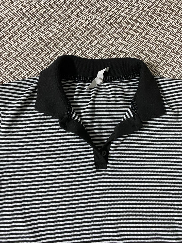 Düğmeli Siyah Beyaz Çizgili  Tişört - Görsel 3