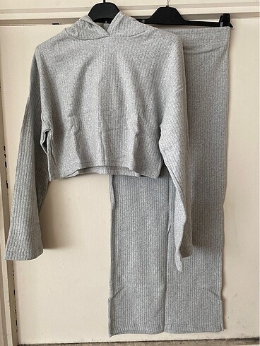 Uzun Kollu Kapşonlu Crop Triko Etekli Takım - Görsel 3