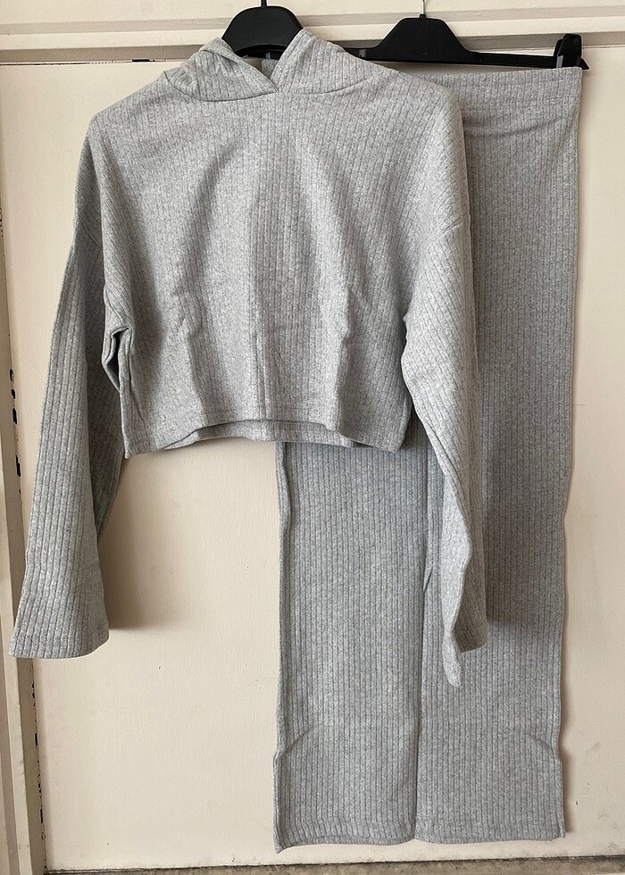 Uzun Kollu Kapşonlu Crop Triko Etekli Takım - Görsel 3