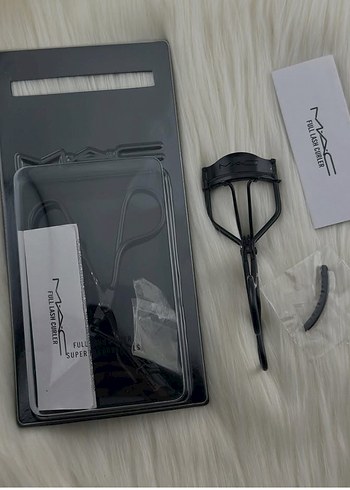 MAC Siyah Kirpik Kıvırıcı