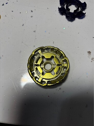 Beden Renk Beyblade Gravity destroyer