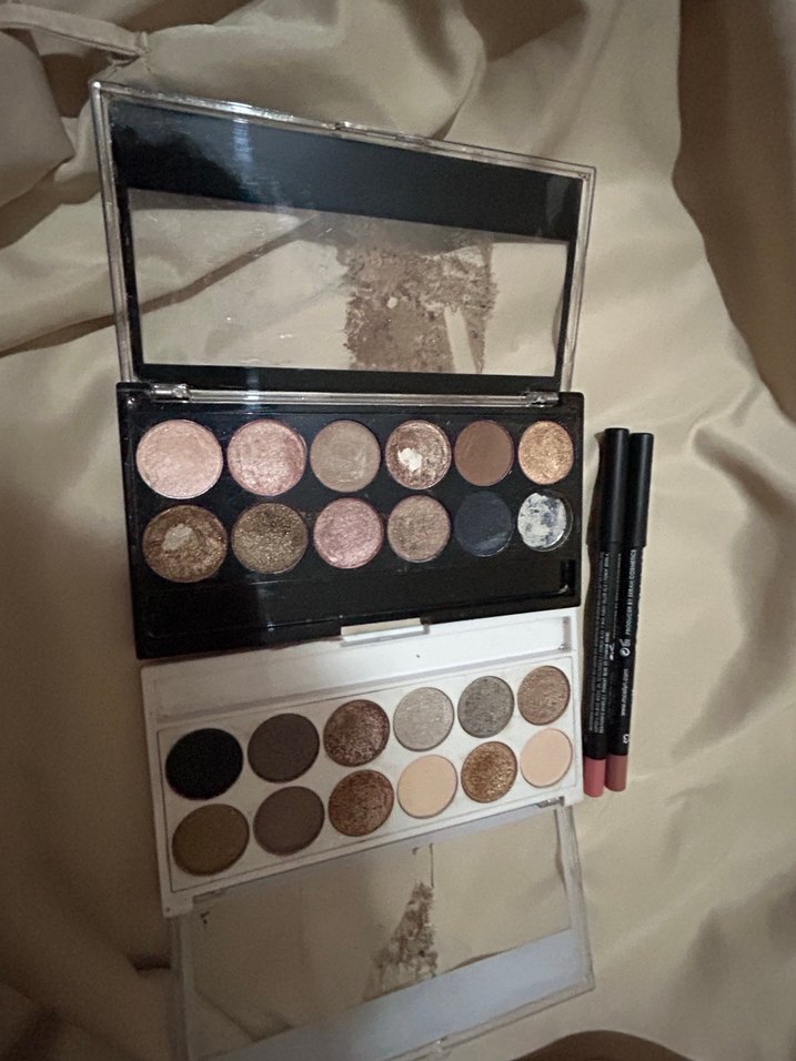 Çeşitli makyaj malzemeleri - Görsel 4