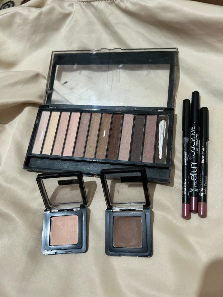 Bej Tonlarda Göz Farı Paleti ve Dudak Kalemleri - Görsel 3