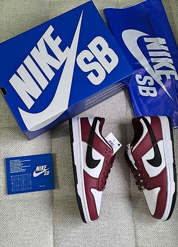 41 Beden kırmızı Renk NİKE DUNK LOW BORDO SİYAH BARKODLU ÜRÜN ORJİNAL NİKE POŞETLİ SE