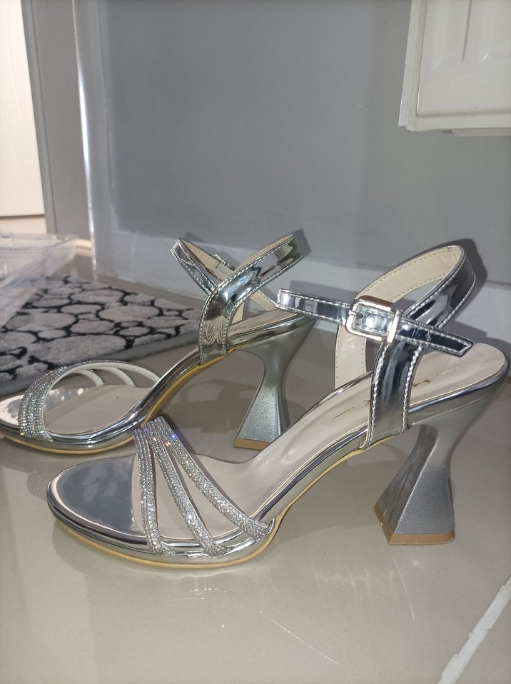Gri parlak topuklu ayakkabılar - Görsel 3