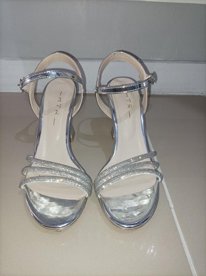 Gri parlak topuklu ayakkabılar - Görsel 2