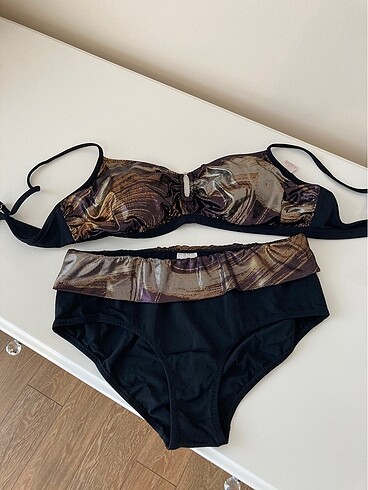 Parlak bikini takımı