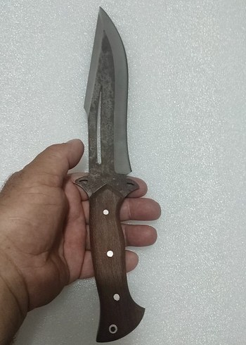 Koyu kahverengi saplı büyük bıçak