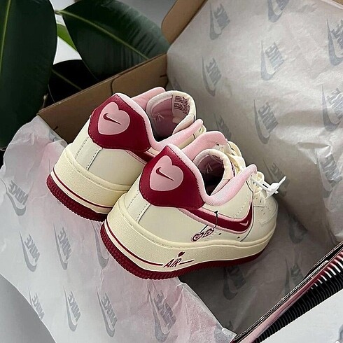 39 Beden Nike Airforce1 Valentine?s Day