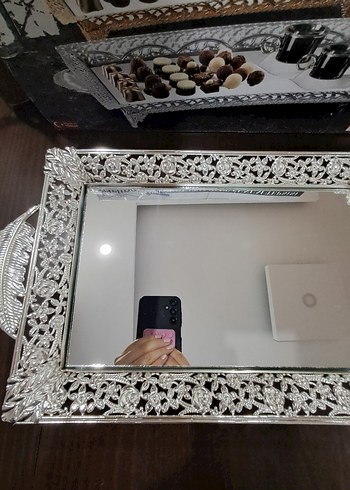 Beden Renk Beyaz Parlak Çikolatalık ve Sunum Tepsisi