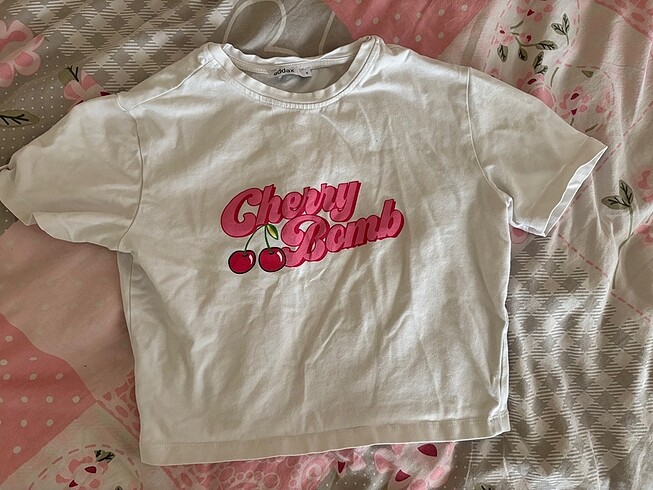 Cherry bomb beyaz crop