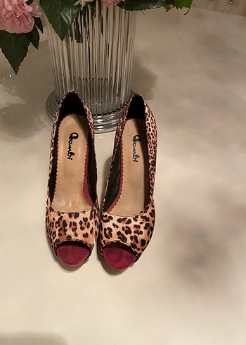 38 Beden Leopar Desenli Pembe Süet Topuklu Kadın Ayakkabı