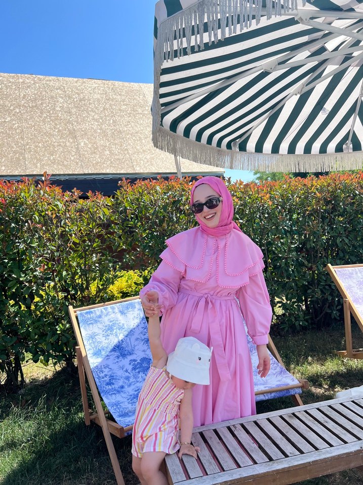 Pembe Renkli Uzun Piliseli Elbise - Görsel 3