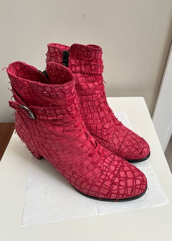 Yılan Desenli Tokalı Kadın Bot