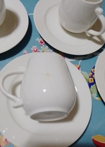 Beyaz Seramik Kahve Fincanları ve Tabakları - Görsel 3