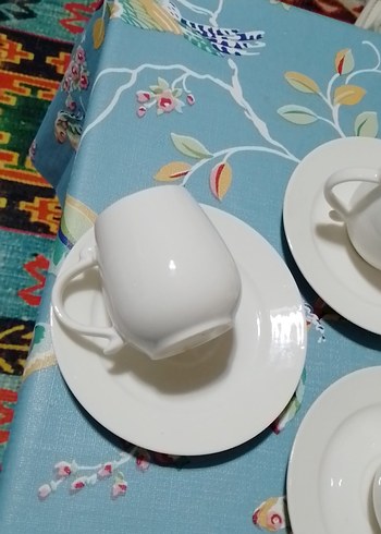 Beyaz Seramik Kahve Fincanları ve Tabakları - Görsel 4