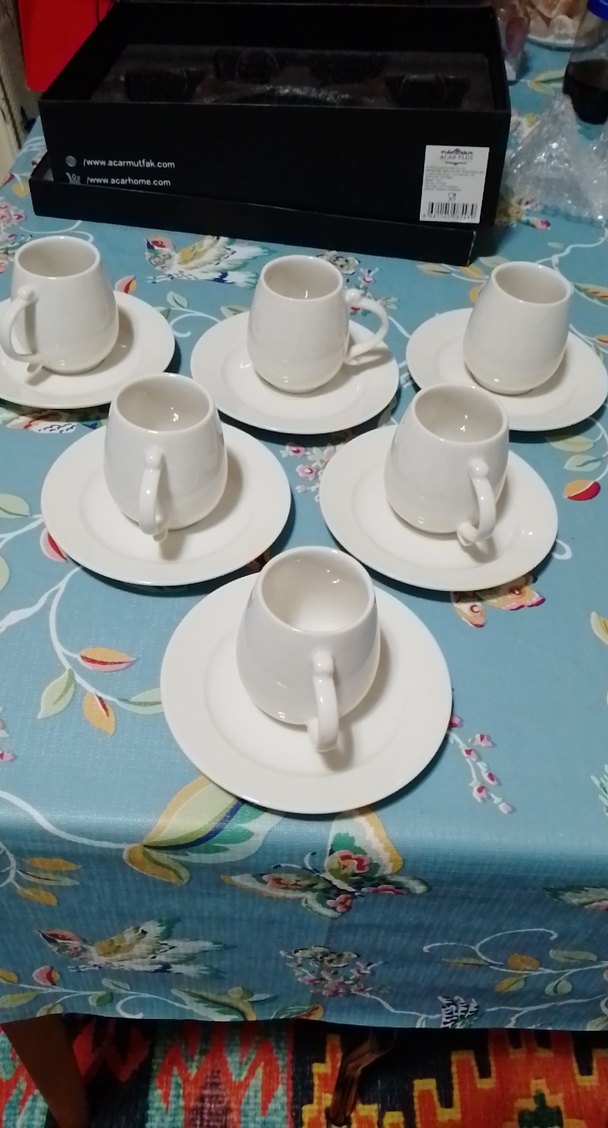 Beyaz Seramik Kahve Fincanları ve Tabakları - Görsel 2