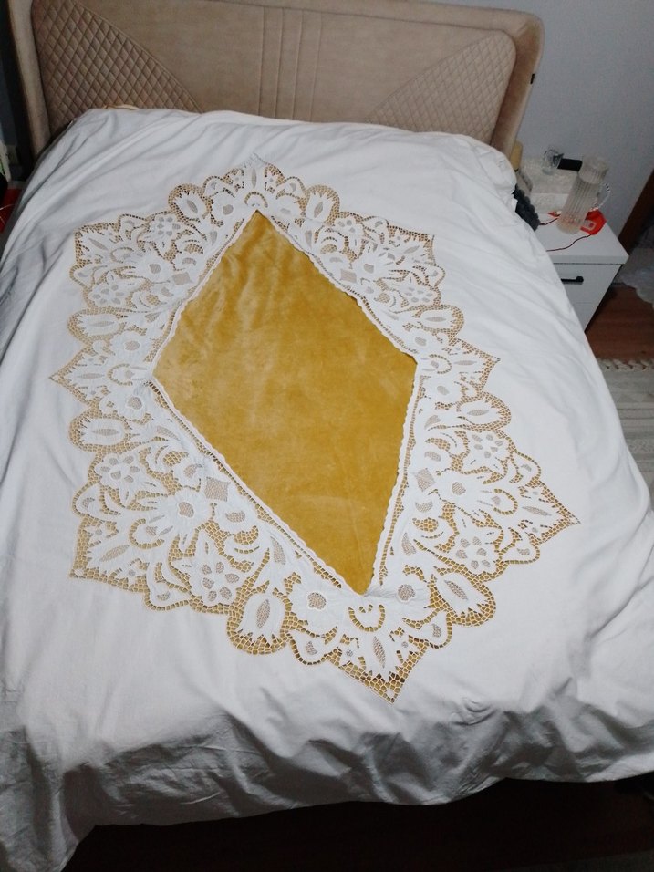 İşlemeli Beyaz yatak Örtüsü - Görsel 3