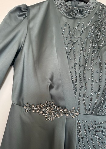 Gri (Adaçayı Yeşili) Uzun Kollu Drapeli Kadın Abiye Elbise - Görsel 2