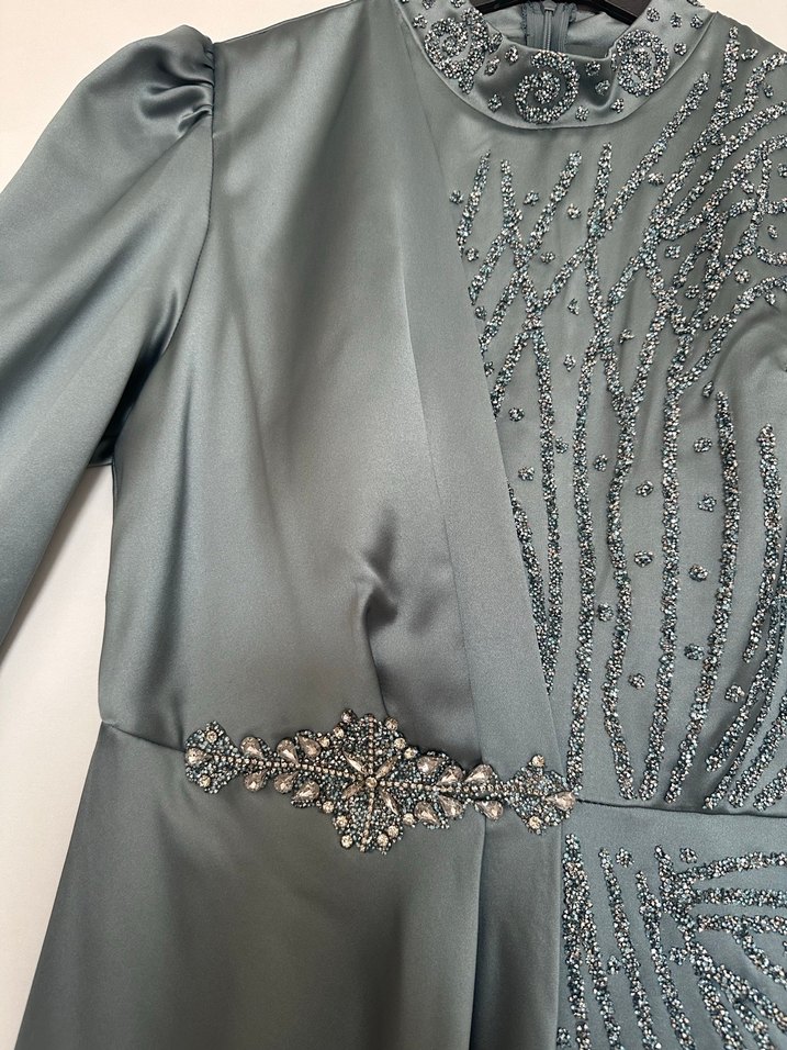 Gri (Adaçayı Yeşili) Uzun Kollu Drapeli Kadın Abiye Elbise - Görsel 2