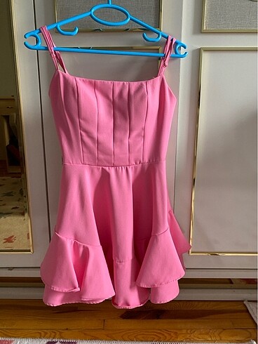Pembe elbise