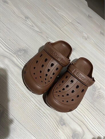 Crocs model terlik