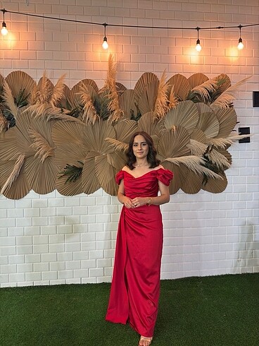 Yırtmaç detay balon kol kırmızı abiye